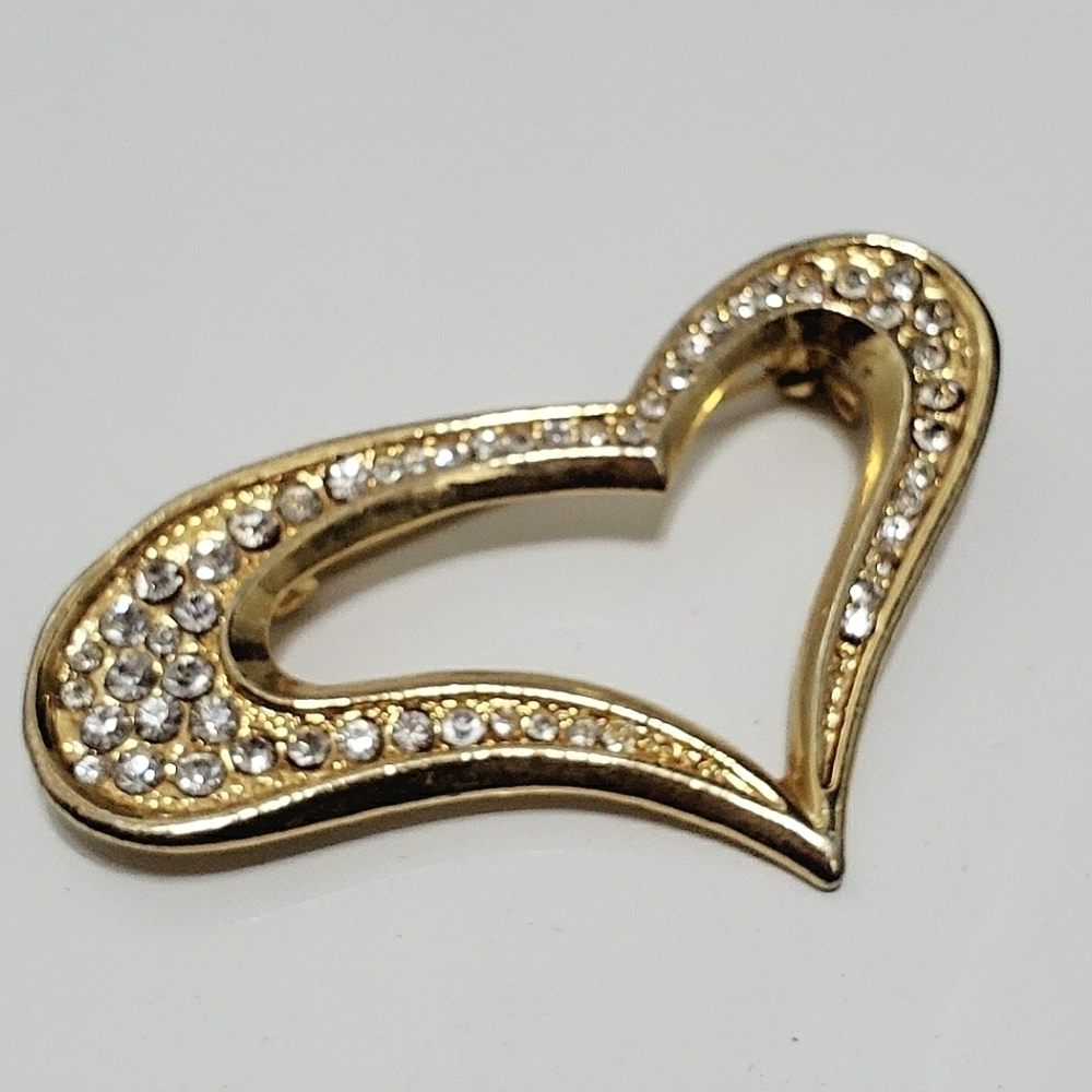 Heart Shaped Pin Crystal Laced Goldtone Love Shaped Pin Brooch 🌴